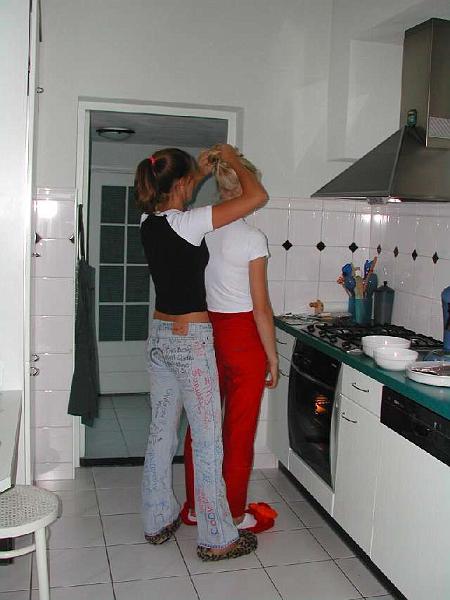 Stef en Clasine maken american food juli 2002.jpg